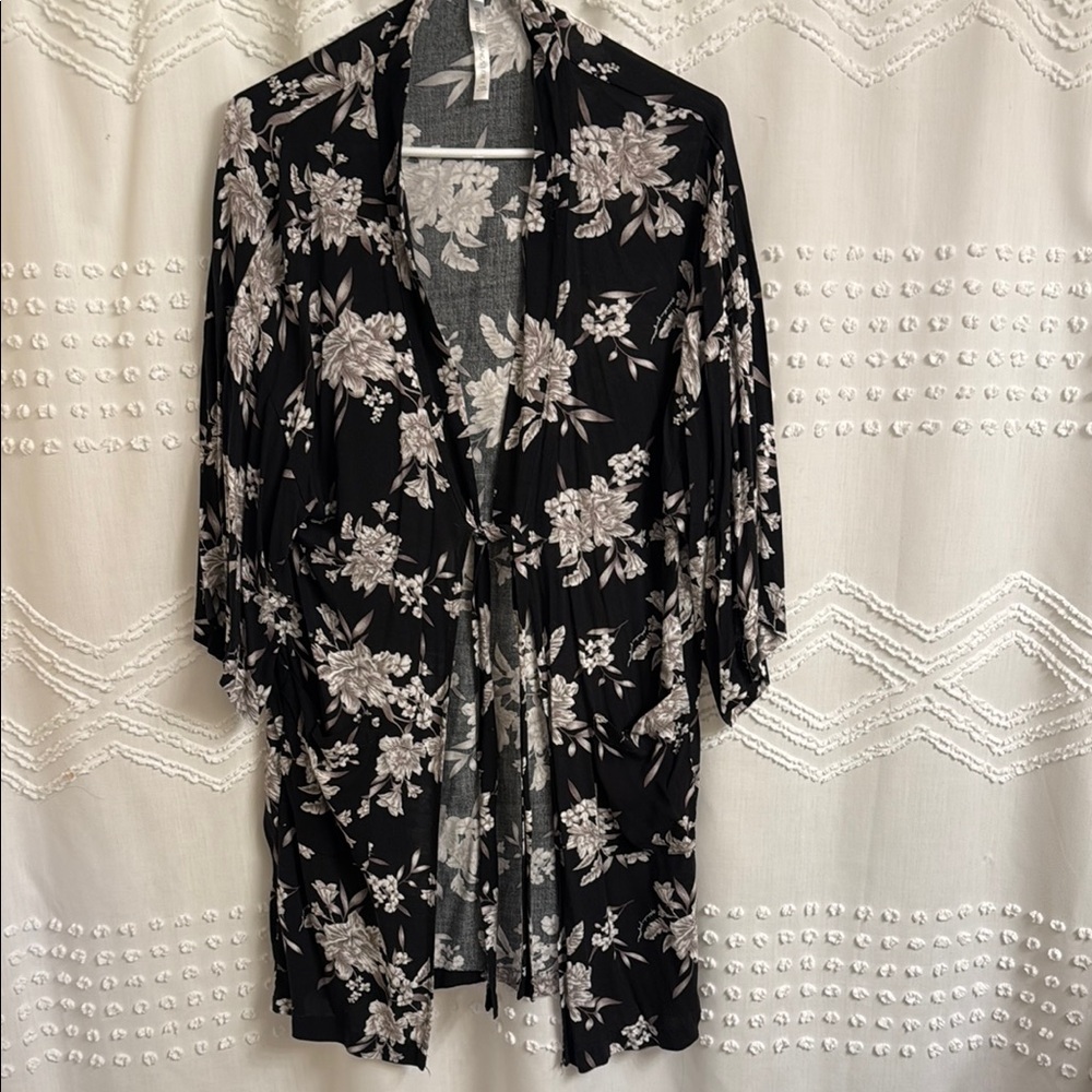Spiritual Gangster Floral Black and White Kimono OS